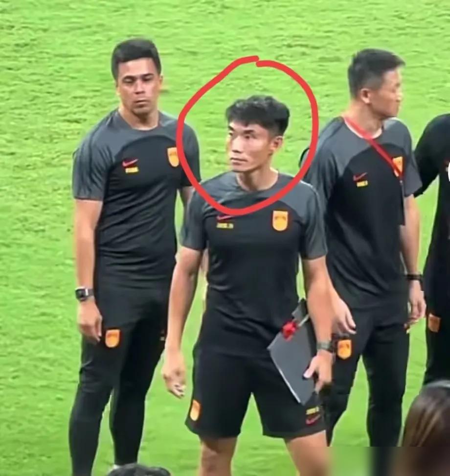 国足最近的表现确实让人揪心，但把问题全推给郑智或许有失偏颇。他在选拔球员和位置安