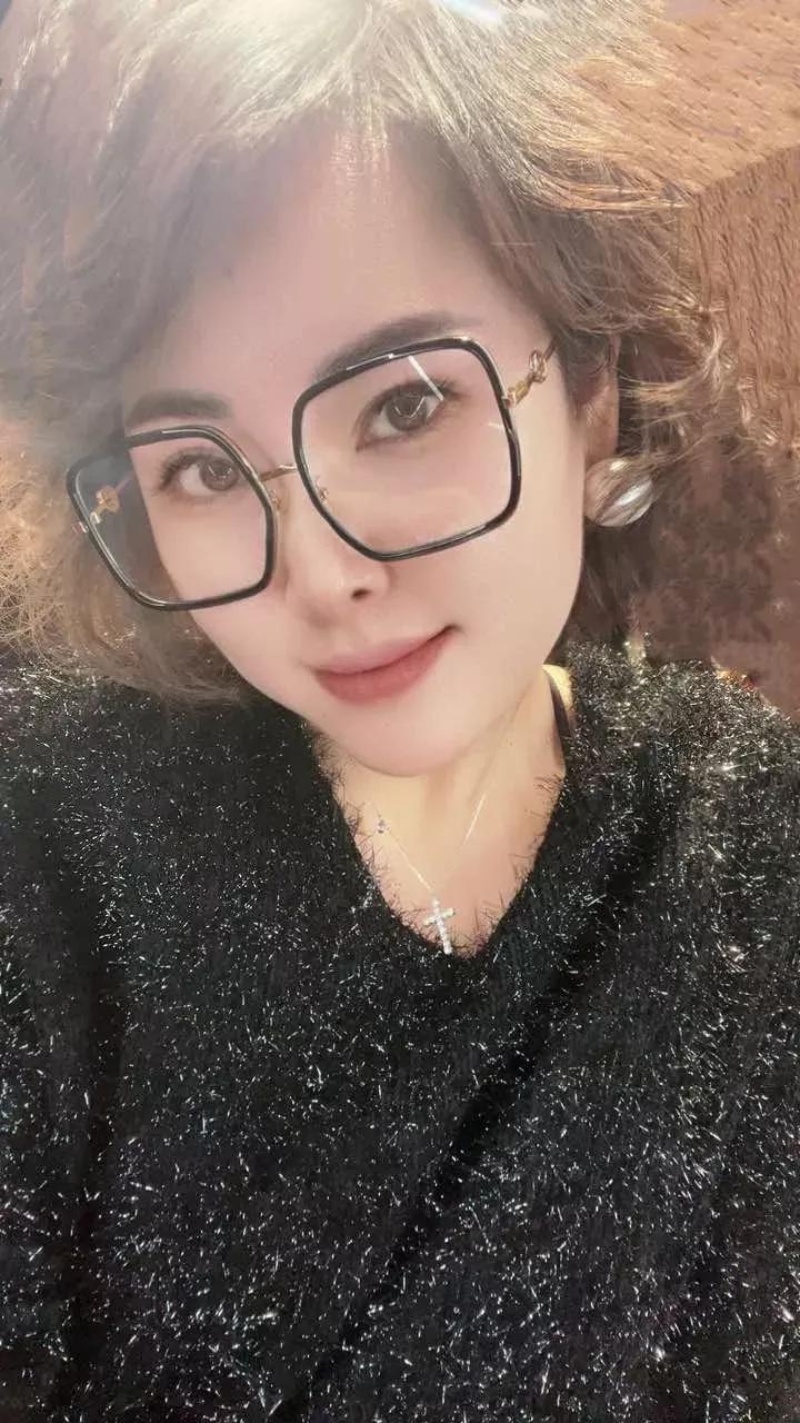 以前是有钱没钱回家过年，现在没钱真不敢回家过年了，婆婆打来电话跟我聊了一会，婆婆