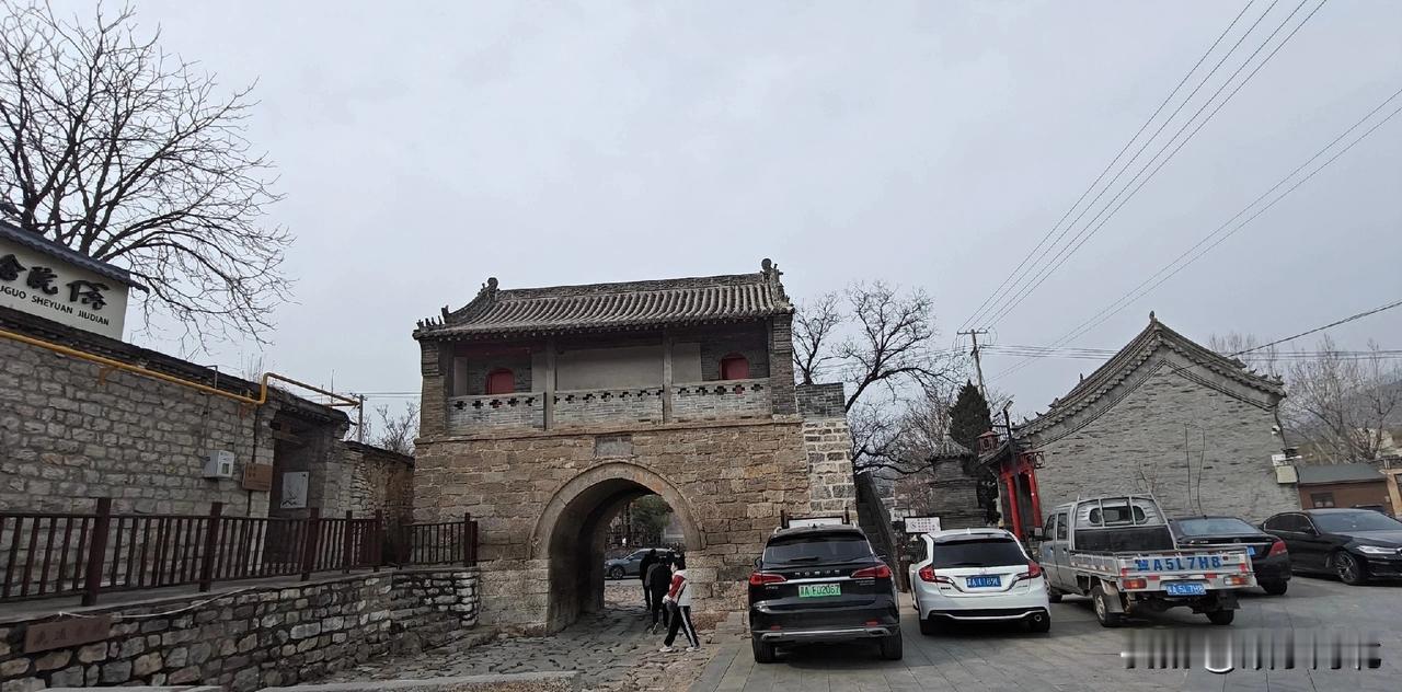 在鹿泉土门关有一座桥，名叫“问情桥”，名字虽然很有意境，其实就是一座铁索吊桥。这