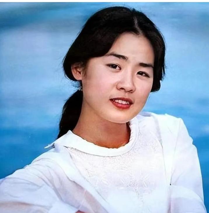 1981年，19岁的丛珊出演《牧马人》，有一场和朱时茂拥抱的戏，拍了几次都过不了