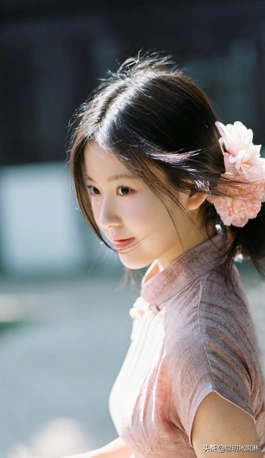 温柔粉裙少女，花间漫步，岁月静好。