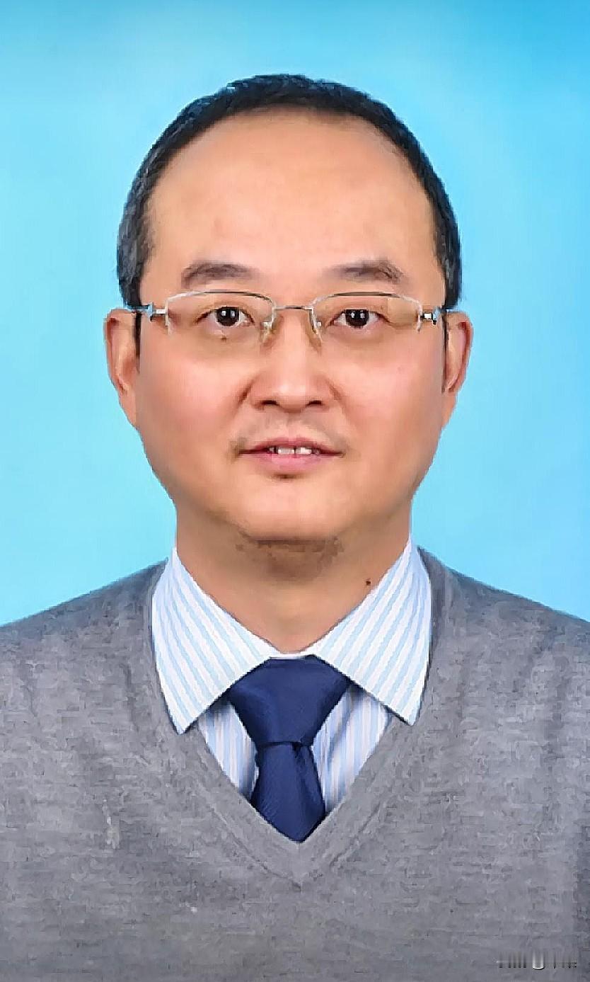 吴枫，湖北天门人。
在微软干了15年，爬到首席研究员，手里攥着上百项中美专利。然