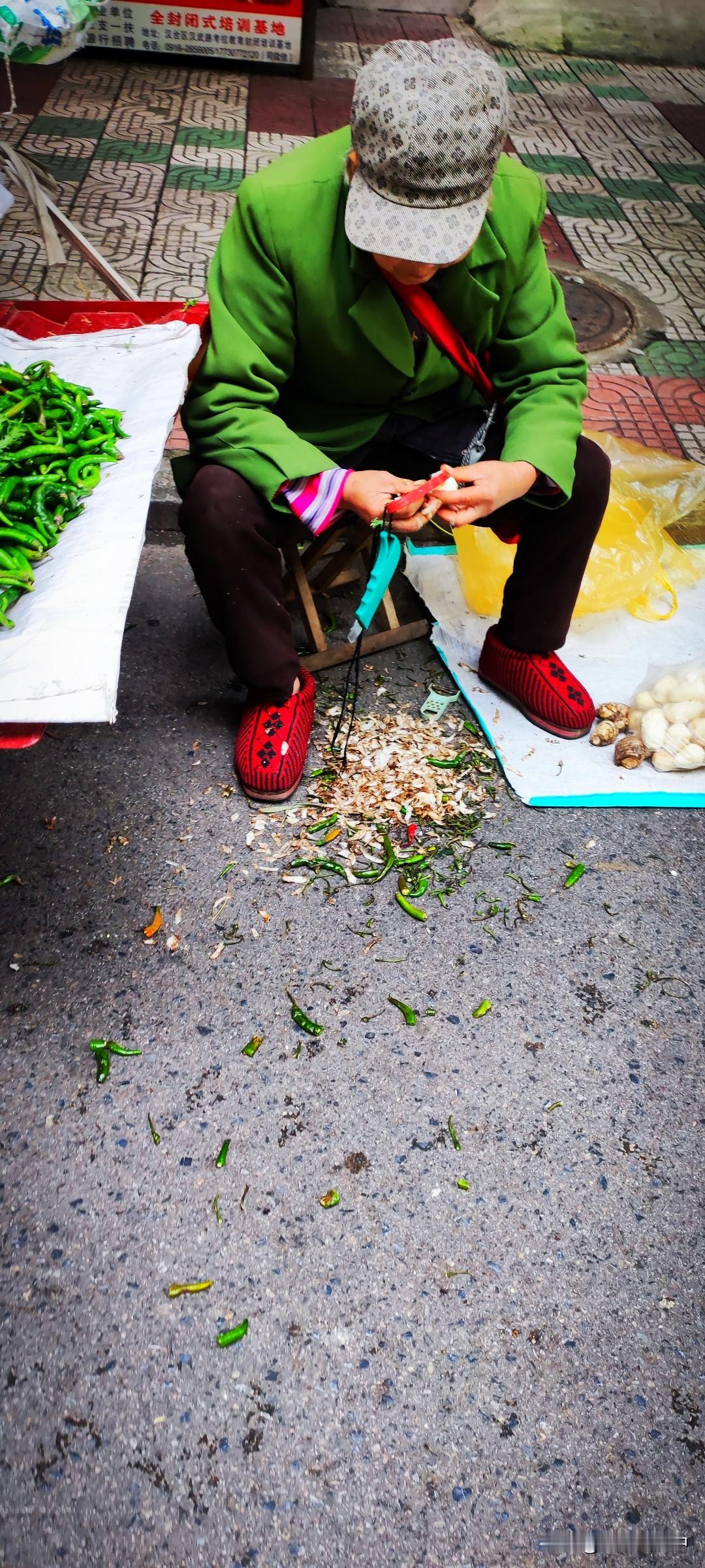 晒图笔记大赛大妈在刮芋头，然后兜售。这么大的芋头刚好不用改刀，焖肉炖鸡都是恰到好
