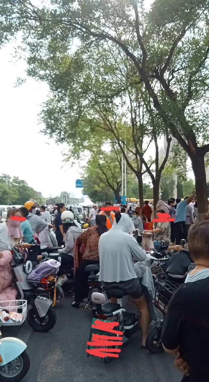 交通秩序的优劣取决于人，而非车辆。即便宝马、劳斯莱斯这样的豪车性能卓越，若驾驶者