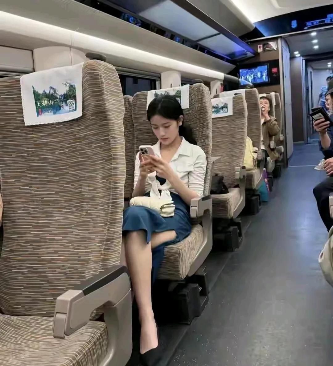 高铁上有幸碰见这么漂亮的一位美女，好想走过去认识一下，加她微信。
可是想了半天，