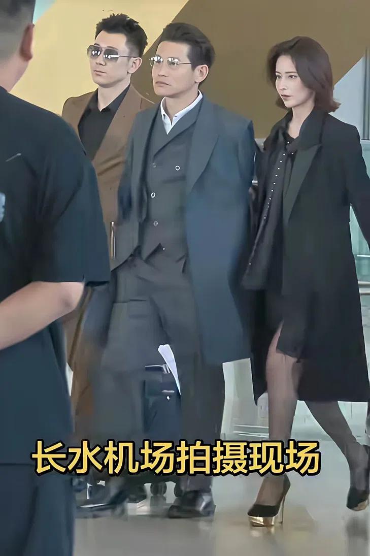 长水机场秒变片场！

这几位走出来的步伐，主打一个“六亲不认”😎。

不愧是演