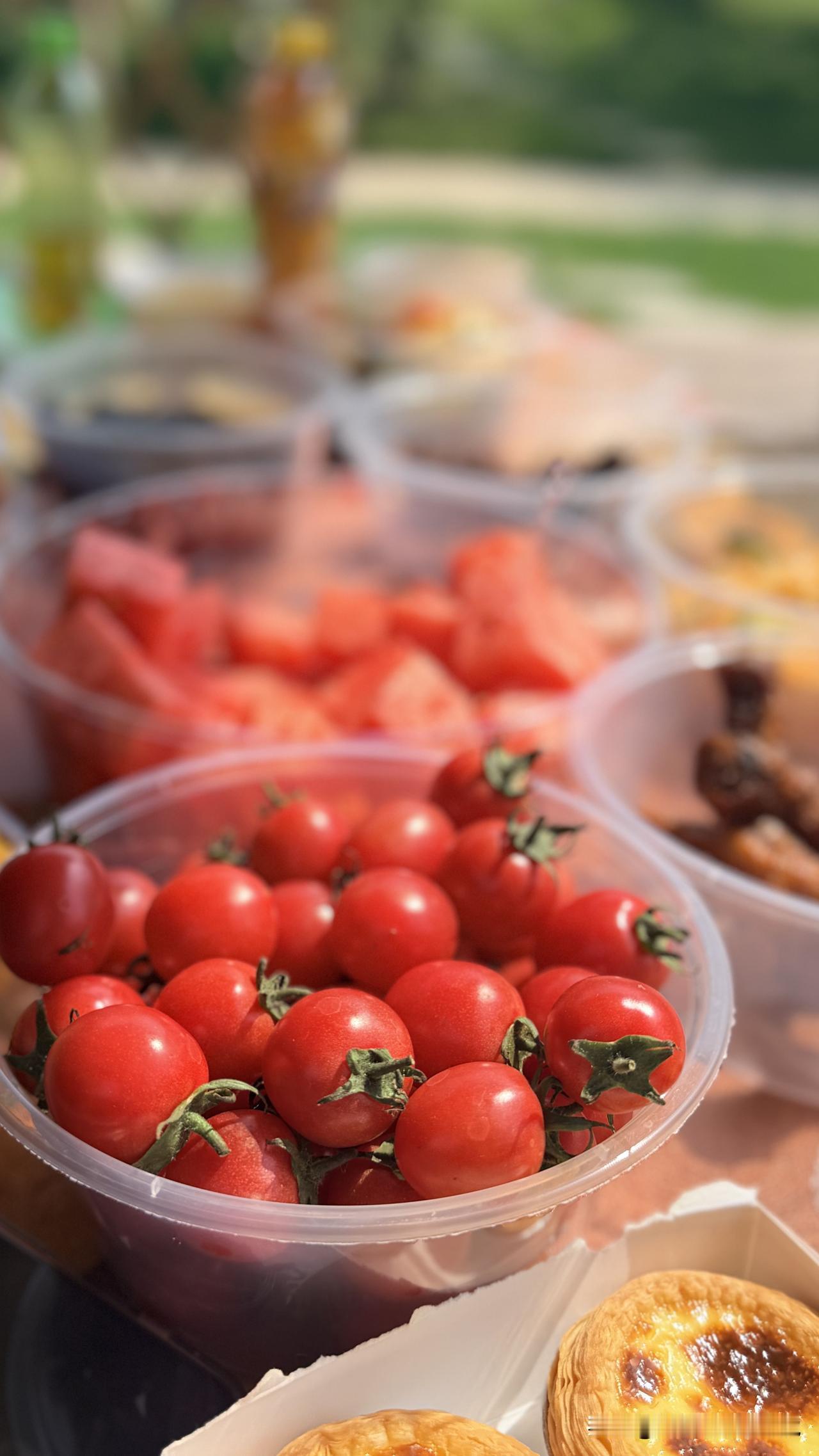 一个人，一壶茶，半日闲。
不打扰别人，也不想被打扰。
在茶香里放空自己，让思绪慢