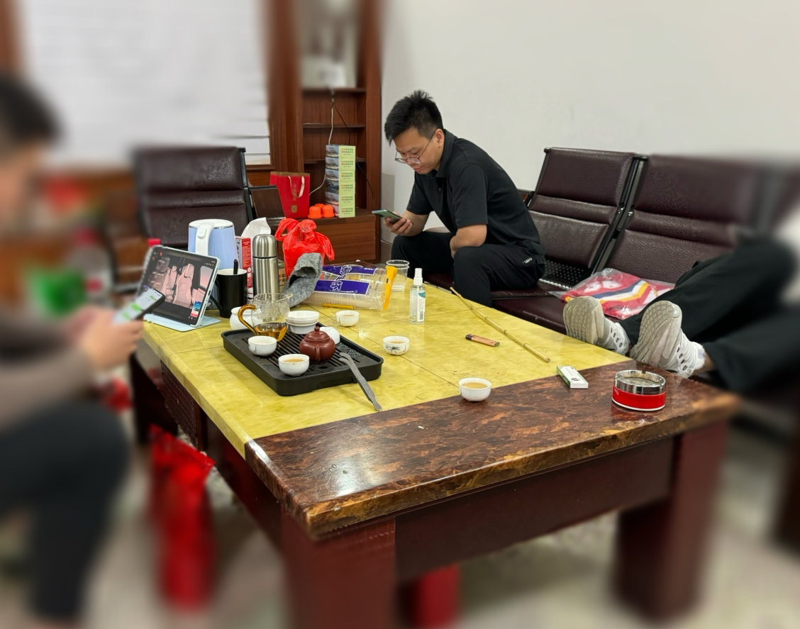 今夜我们都是米粉[爱你]一人一台设备在看小米发布会#小米发布会# ​​​