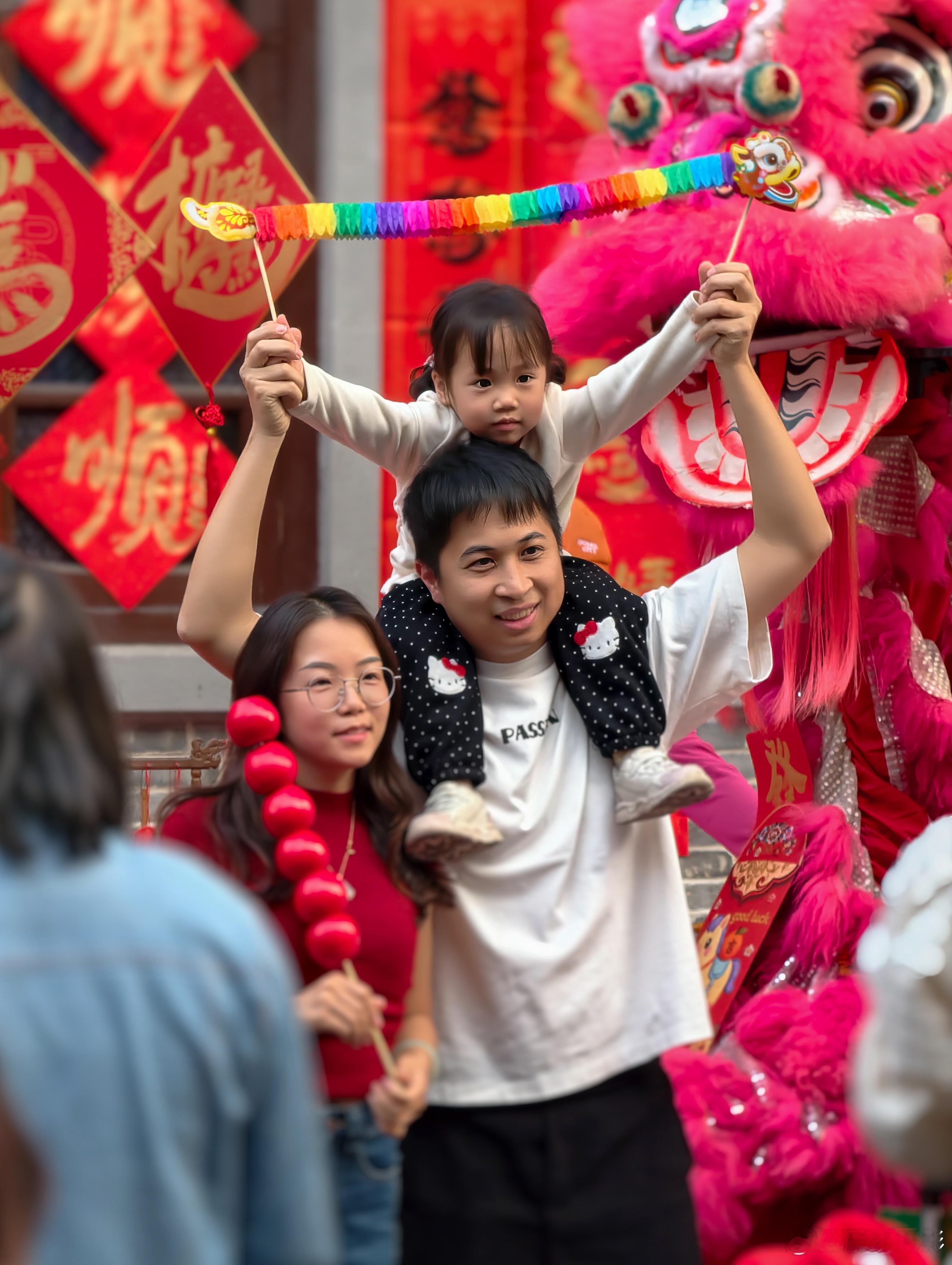 佛山快子路·幸福三重奏“马上有对象”墙后，情侣甜蜜贴贴，喜字作证；  一家三口扛