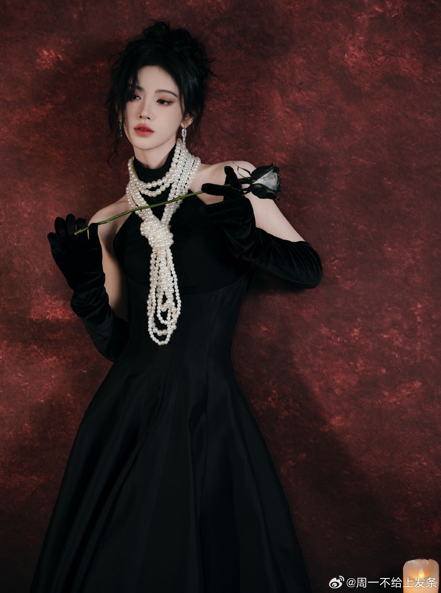 鞠婧祎 一袭黑色衣裙勾勒窈窕曲线，颈间珍珠项链如星子缀颈，温润柔光中和黑裙的冷艳