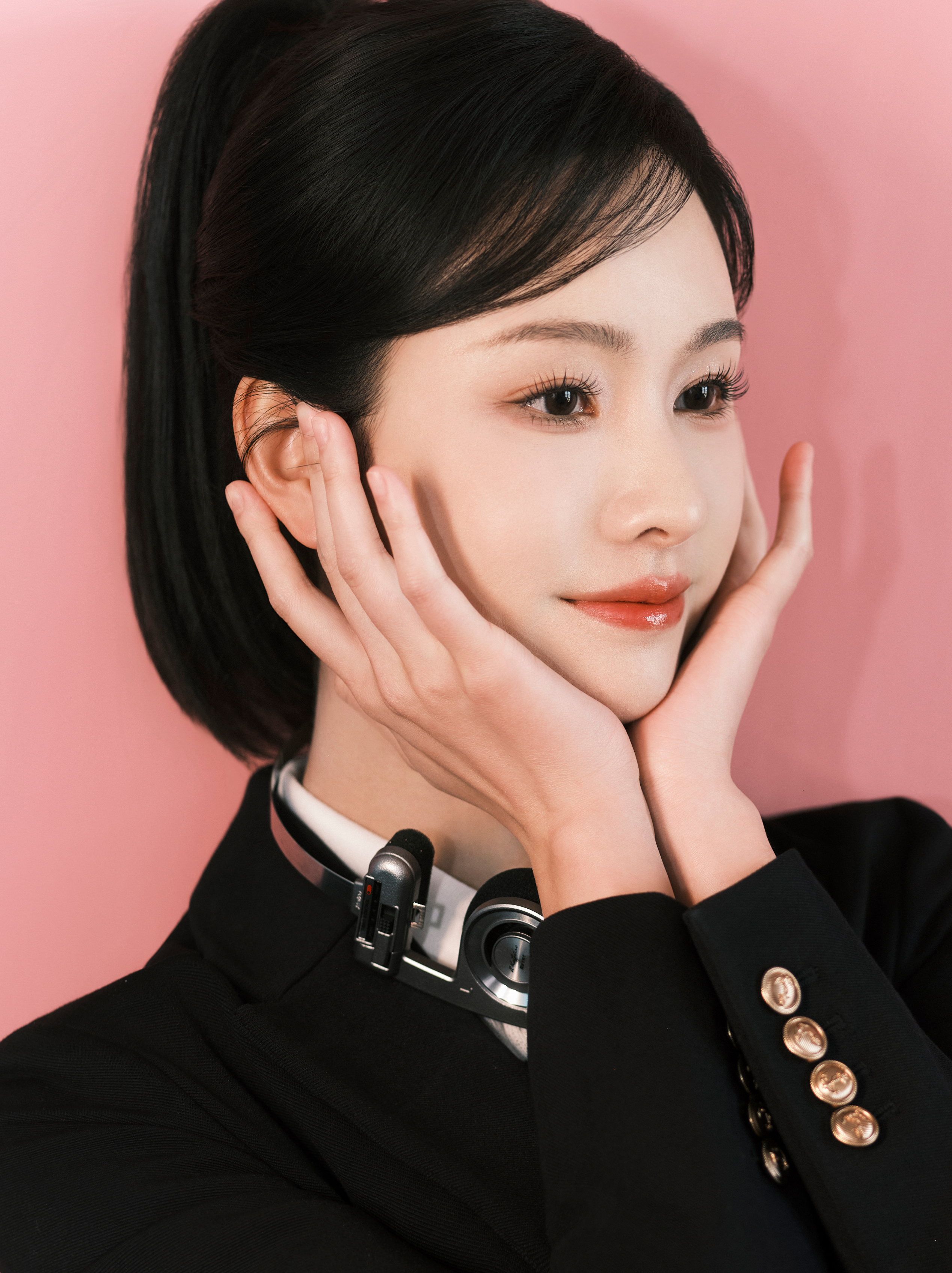 陈都灵 身穿整洁的校服，白皙皮肤在阳光下闪闪发光，仿佛自带美颜滤镜。#陈都灵[超