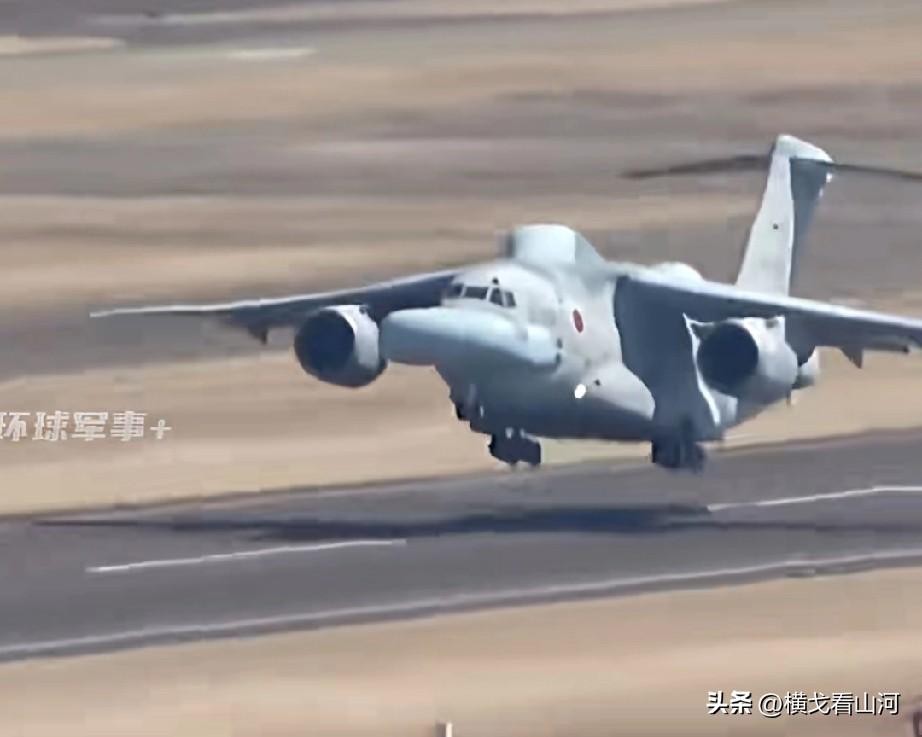 香肠嘴，凸腰椎，日本EC2电子战机首飞

堪称全球最丑飞机没有之一，机身增设多处