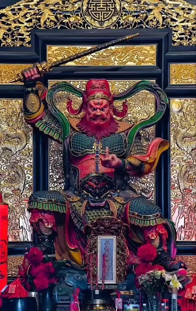 肖说道老肖漫谈初心易学 手执金鞭驾火轮，腰缠龙索怒双睛。黄巾朱发连环甲，风带蓝袍