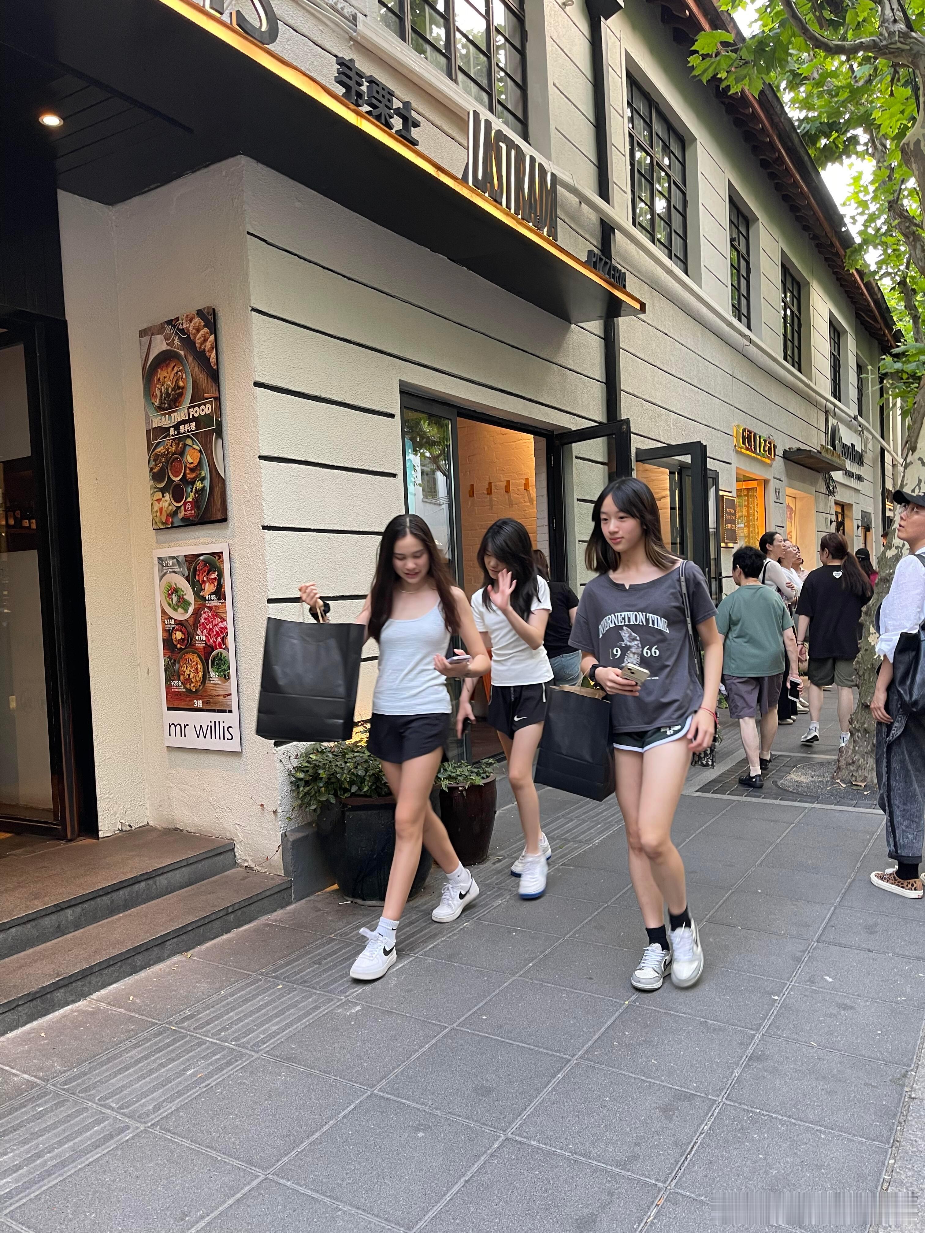 #neinei与同学逛街##网友偶遇neinei# neinei与同学逛街被偶遇