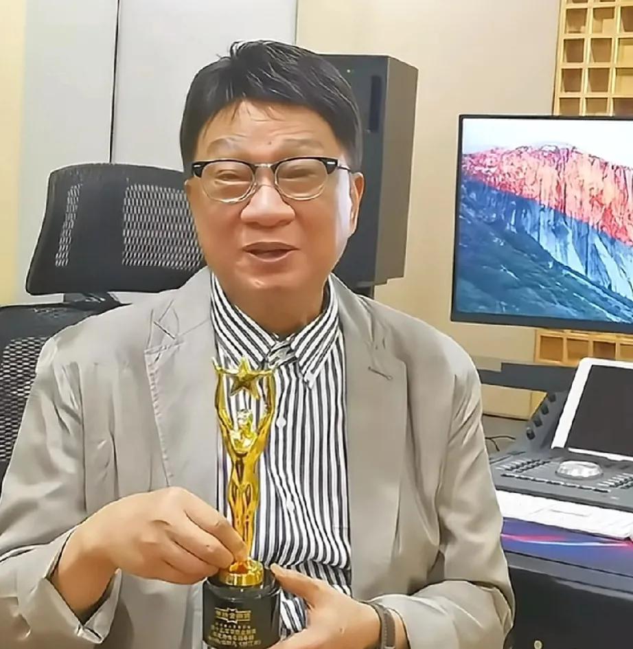 河北的新郎新娘真有格局，婚礼请徐小明来唱《万里长城永不倒》！
近日，某网友在个人