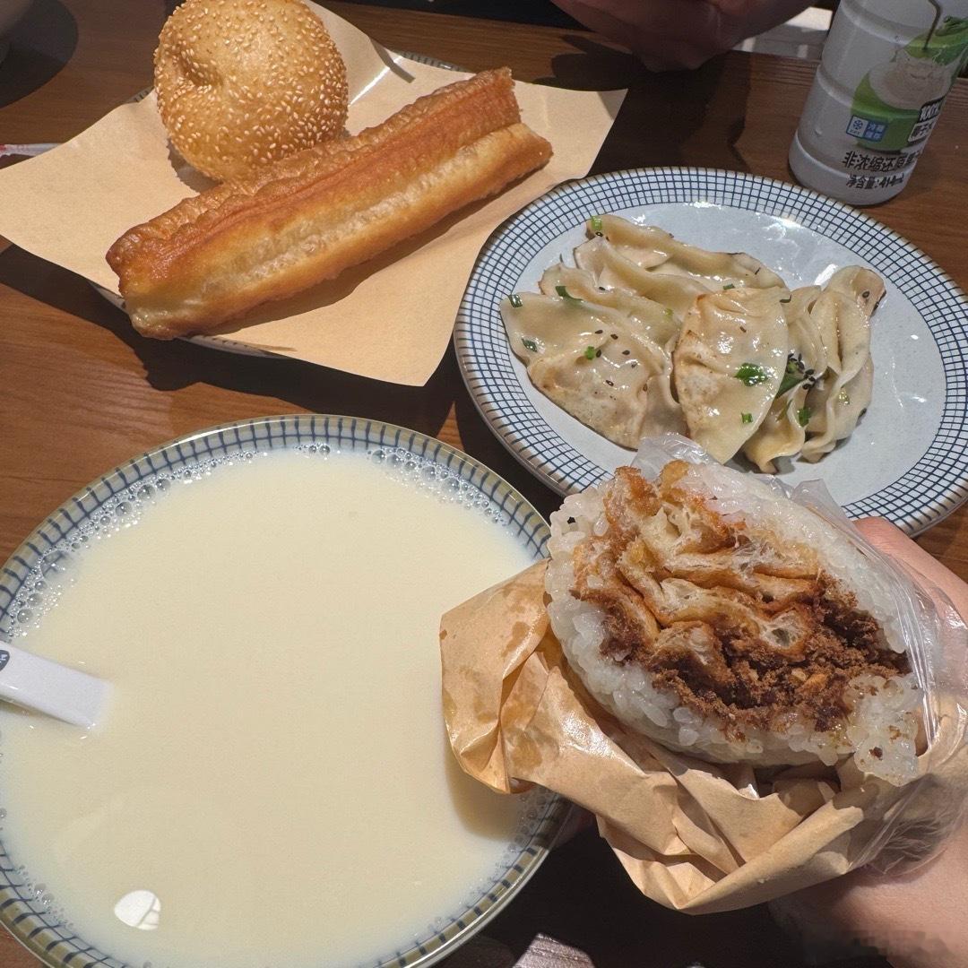 中午简简单单吃一份豆浆油条ps：王氏烧饼味道还是不错的，不愧是拿了米其林的小店