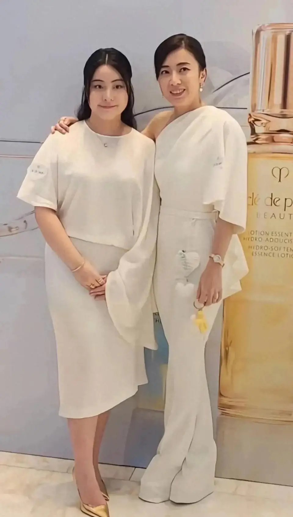 甘比携16岁大女儿亮相，富态敦实，相貌复刻刘銮雄，一手戴三金饰，网友说神似阿娇！
