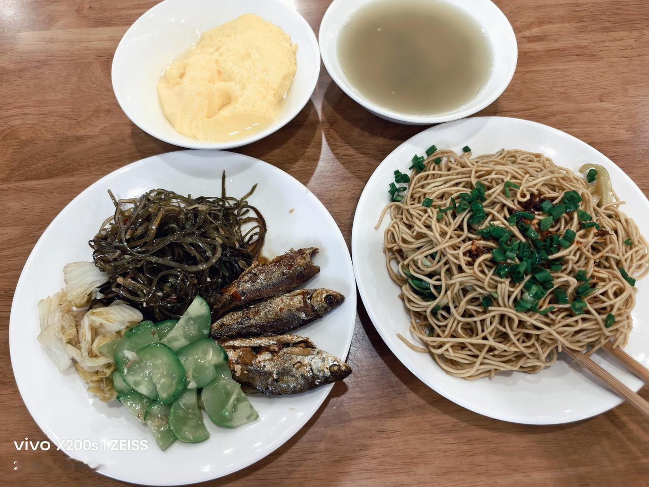夏日生活打卡季营养早餐：今天早上在外用六元人民币，吃了带鱼荤的白菜、黄瓜、海带丝