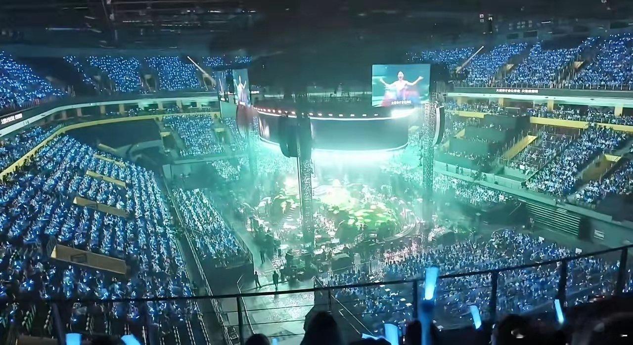 即便深陷版权风波，单依纯演唱会的上座率依旧居高不下，人气可见一斑。作为新生代女歌