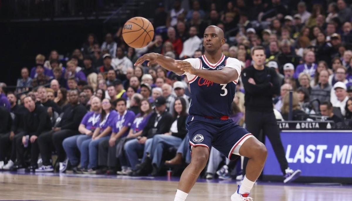 他不是在找一份工作，他是在挑一个杀手锏。
38岁，底薪。
保罗掐灭了休斯顿递来的