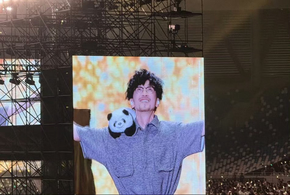 周传雄和粉丝抢着唱出卖周传雄就这样沦为伴唱镜头根本还原不了现场真实氛围，手机视频