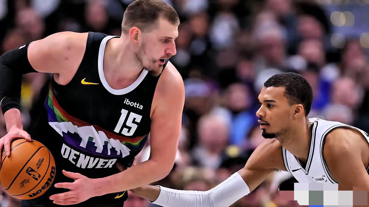 杨瀚森可能要创一个NBA史上最奇葩的纪录了。
昨天开拓者干翻快船，他垃圾时间上去