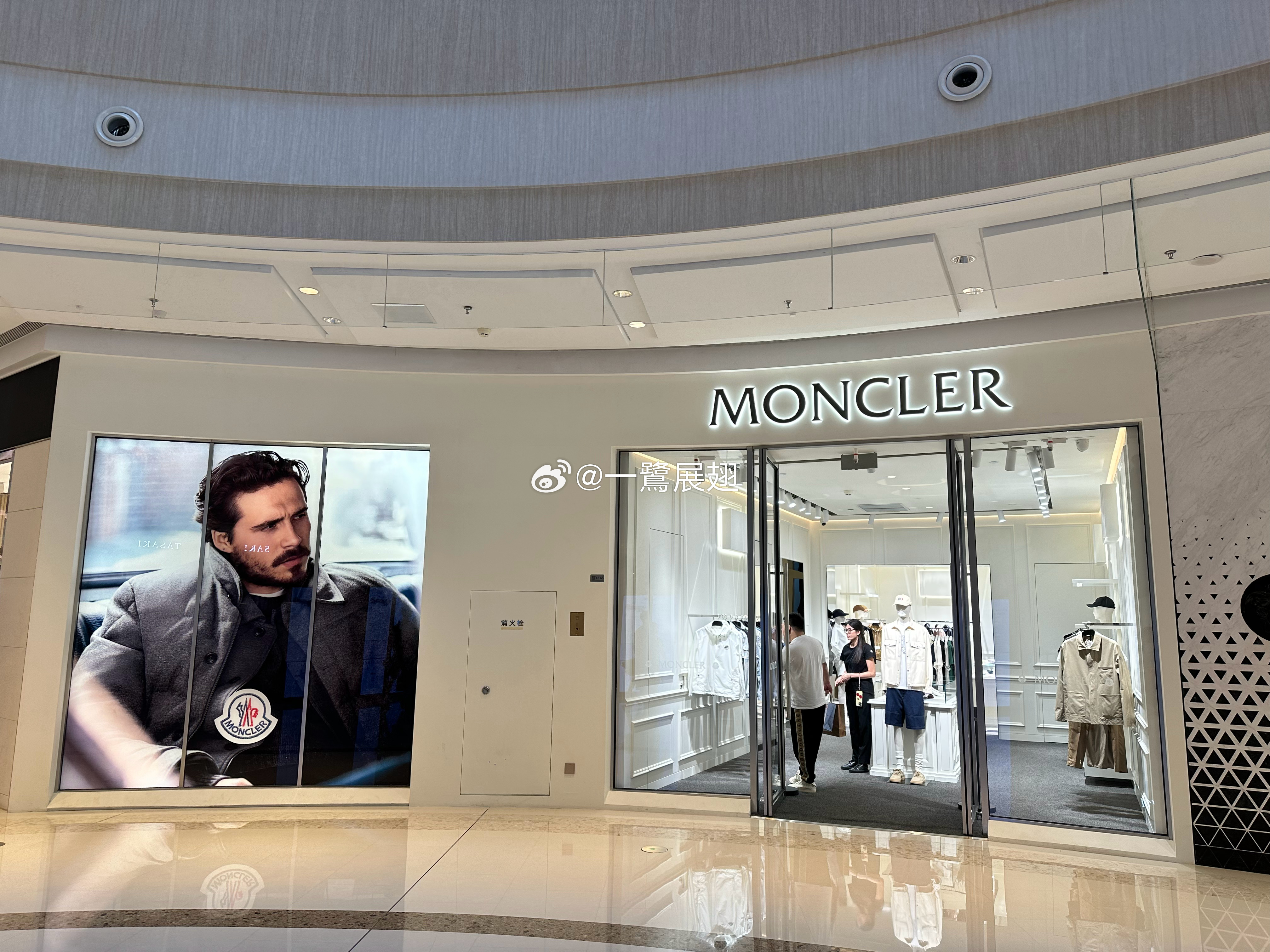 MONCLER半年的临时店合约今日到期，后续看看有没有机会跟进正店。 厦门·MO