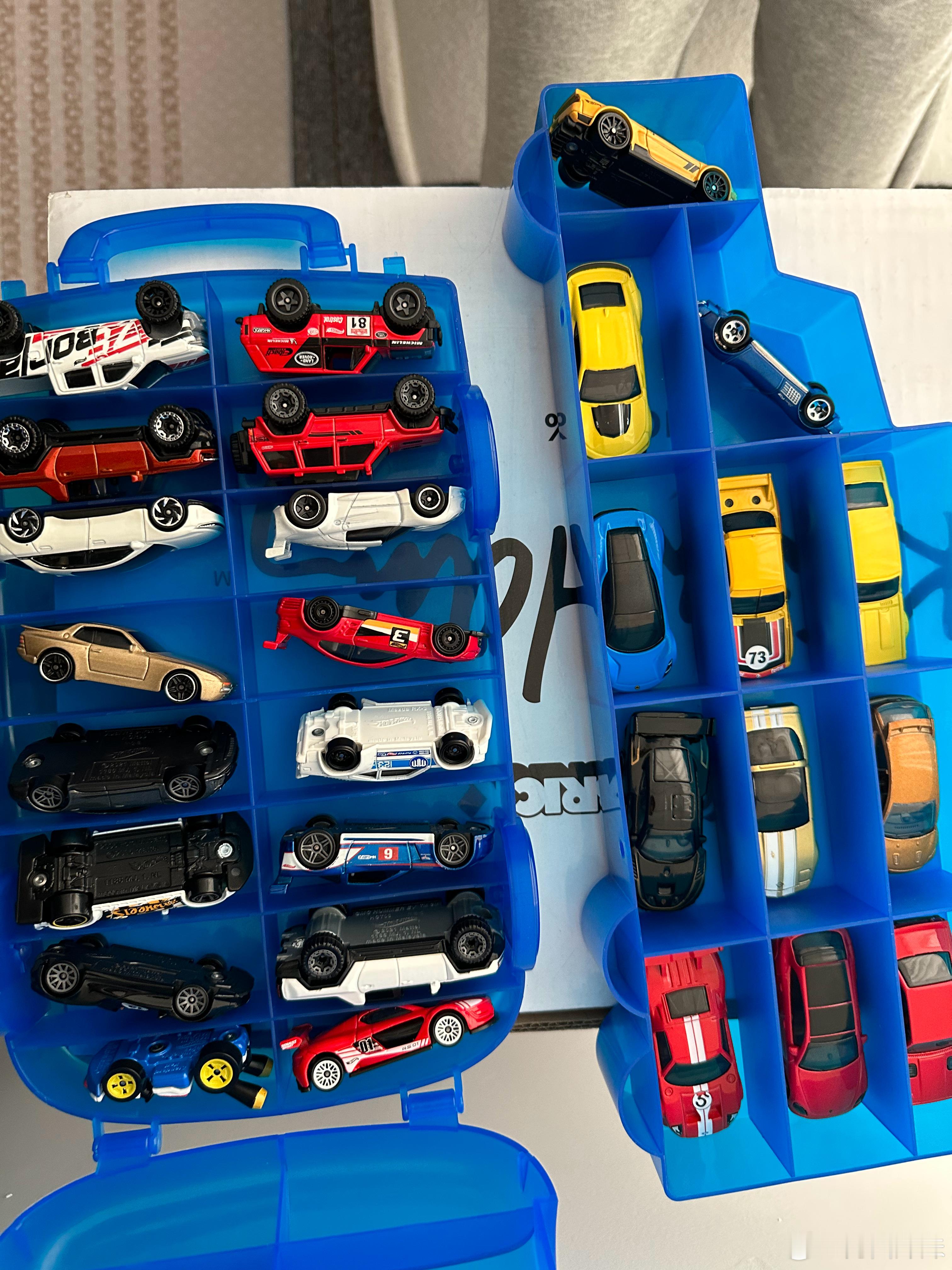 同事昨天说赶高铁把家当全带到公司来，今天我以为是大包小裹的，是一盒小汽车…这个很