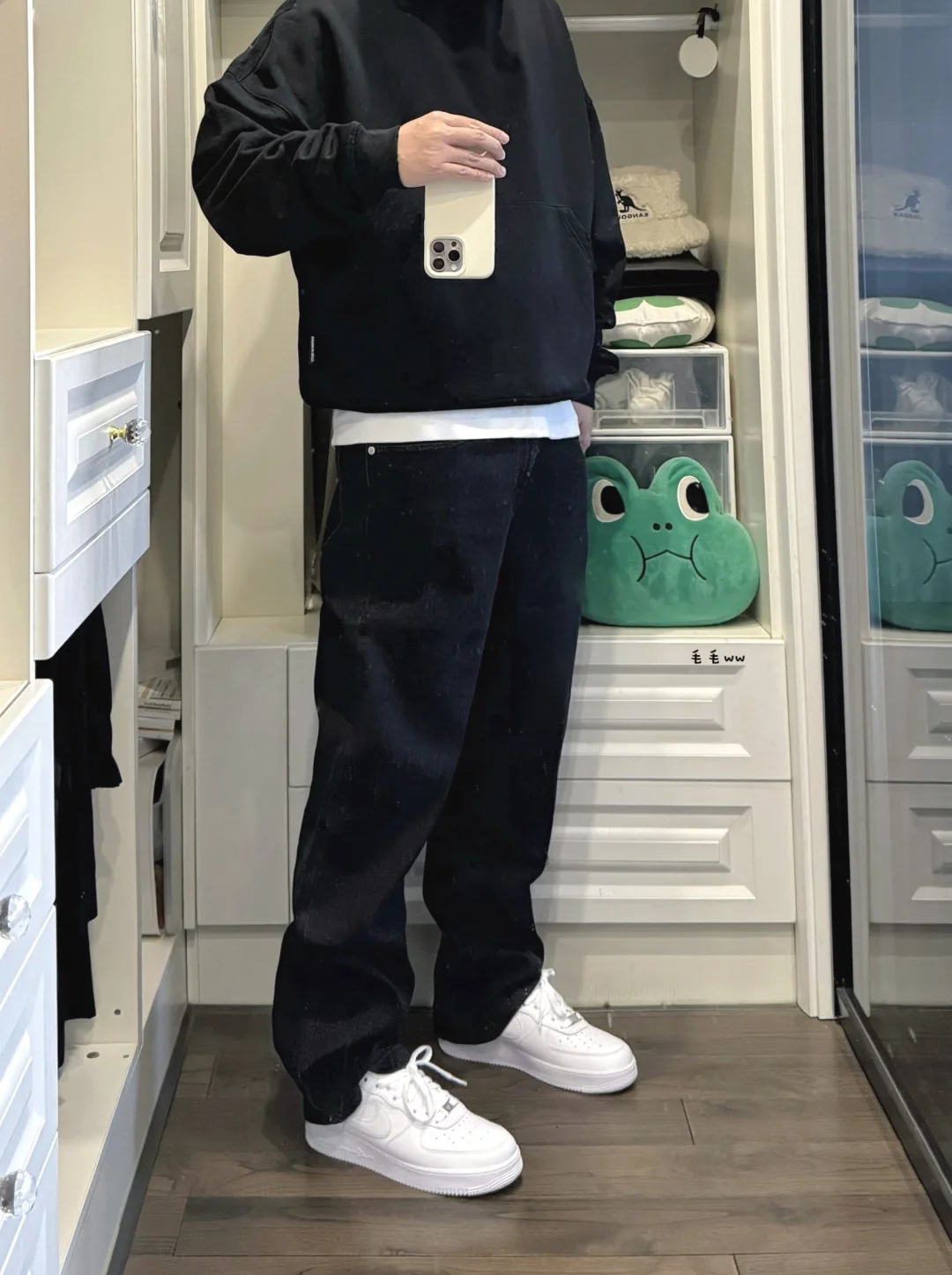 直筒牛仔｜小白鞋穿搭