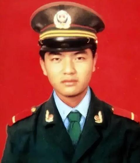 1992年，一名武警战士正押送四名不法分子回中队，突然，一名歹徒冲上来死死抱住他