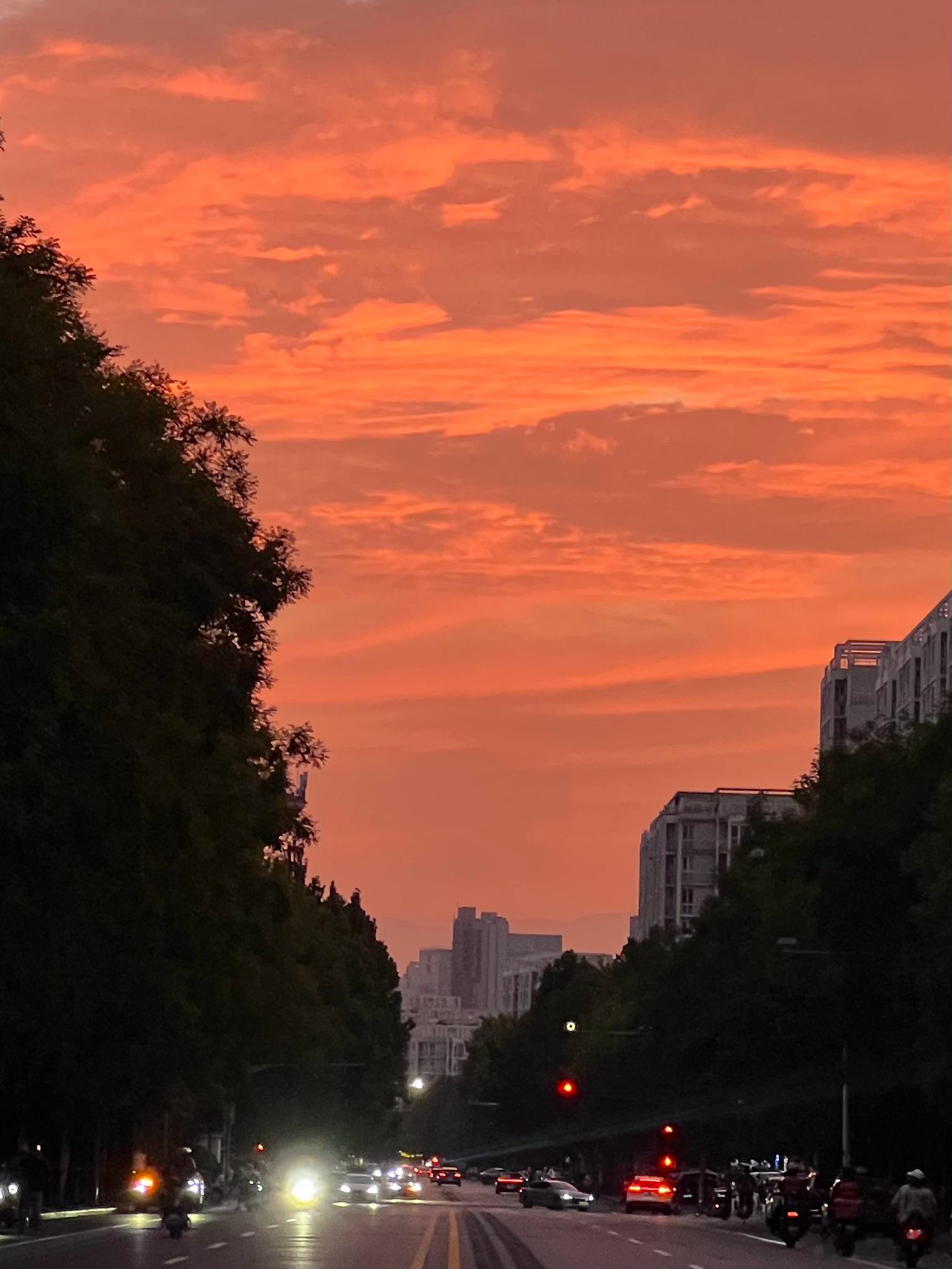 昨天暴雨今天晚霞这就是打一巴掌再给个枣 