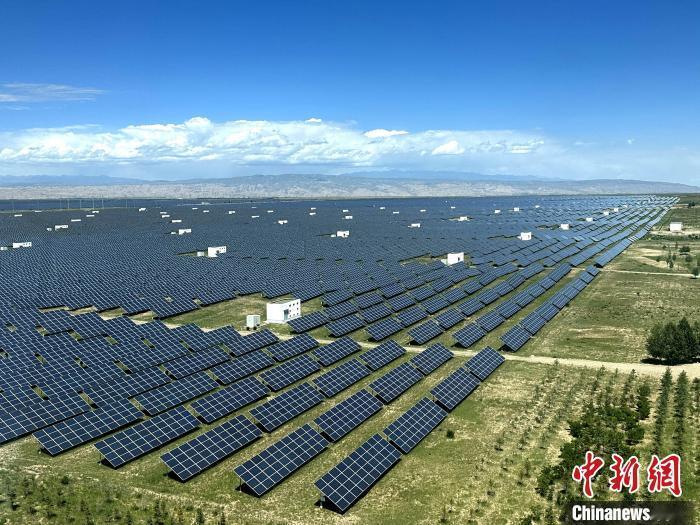 中国在西北沙漠建起的大型光伏电站，总面积接近新加坡国土大小，成片的太阳能板绵延成