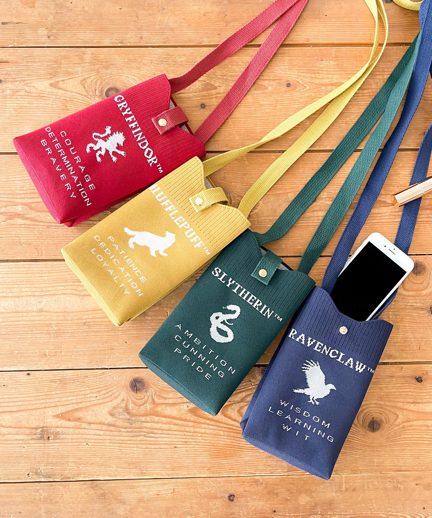 Harry Potter x Flapper推出了一款全新的智能手机単肩包，包身