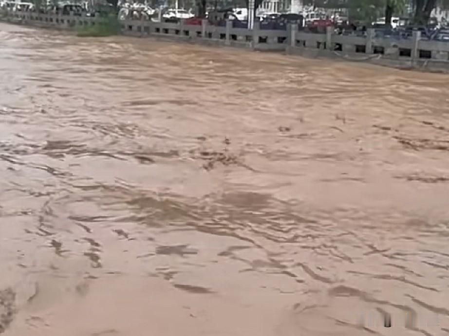 今天这雨都下市区了吗？和林格尔表示还差点儿意思。

市区多路段积水，把各个相关部