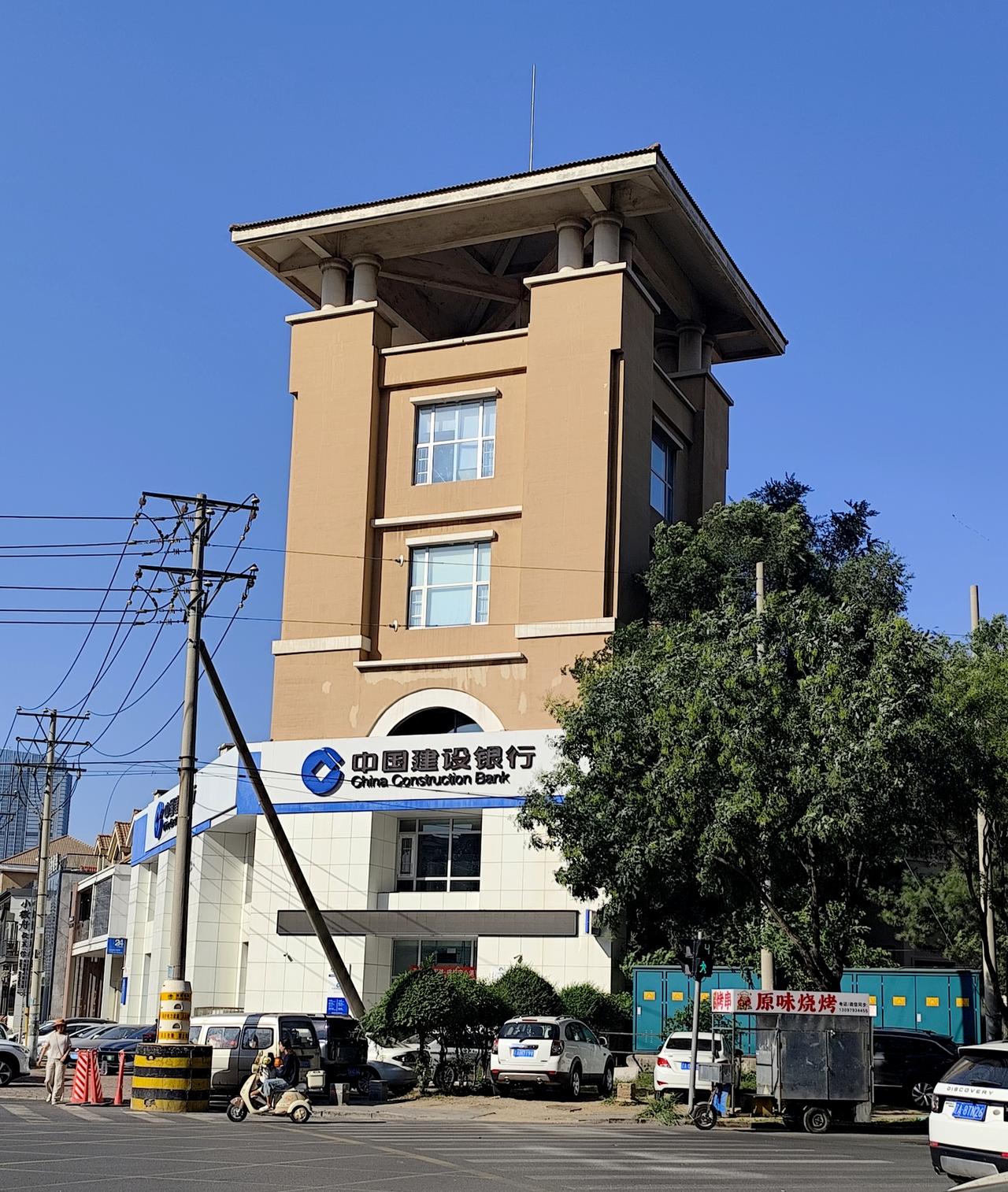 夹河街街景一观，位于沈阳浑南区的夹河街，社会密集，商家林立，充满烟火气息。
