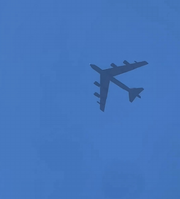 美国阿肯色州上空出现的B-52战略轰战机，是否在集结，准备前往欧洲。 