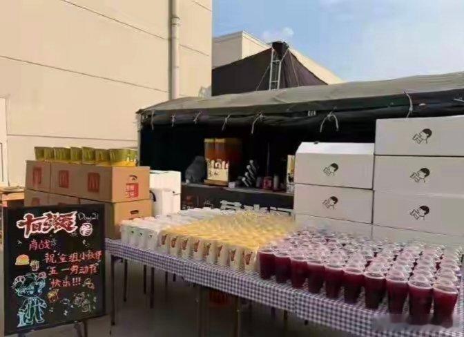 肖战《十日终焉》接连多日连轴拍大夜戏，勤恳模样真的太圈粉，剧组内大方请客，低调尽