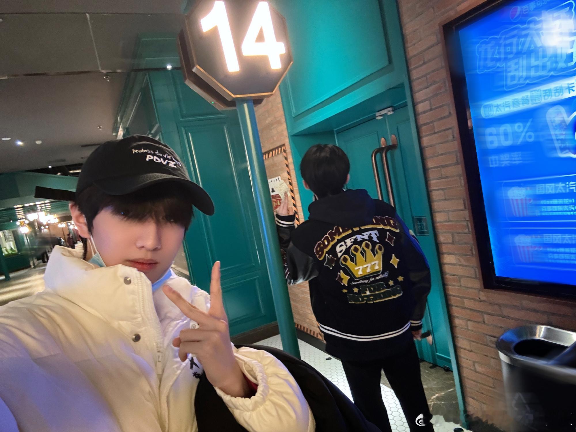#TF家族[超话]##TF家族是看熊出没长大的##童禹坤左航一起看熊出没#让李飞