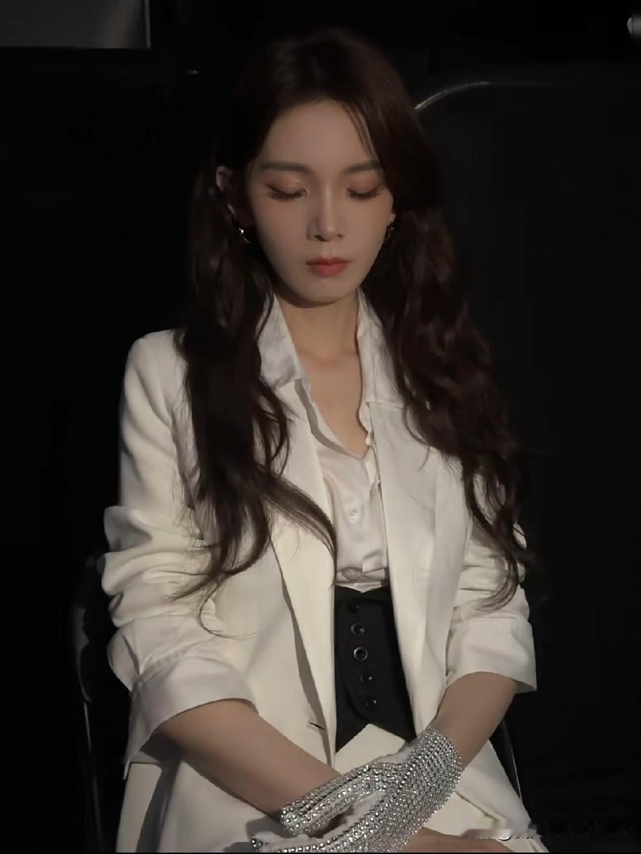 网友聊陈瑶的颜值变化，她算不上娱乐圈标准大美女，但观众缘很好，演技气质都在线，很