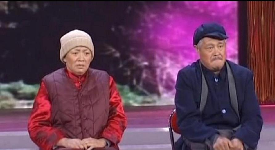 这是赵本山和他的搭档合影照片。
       这是两个有名气的小品艺术家，他俩表