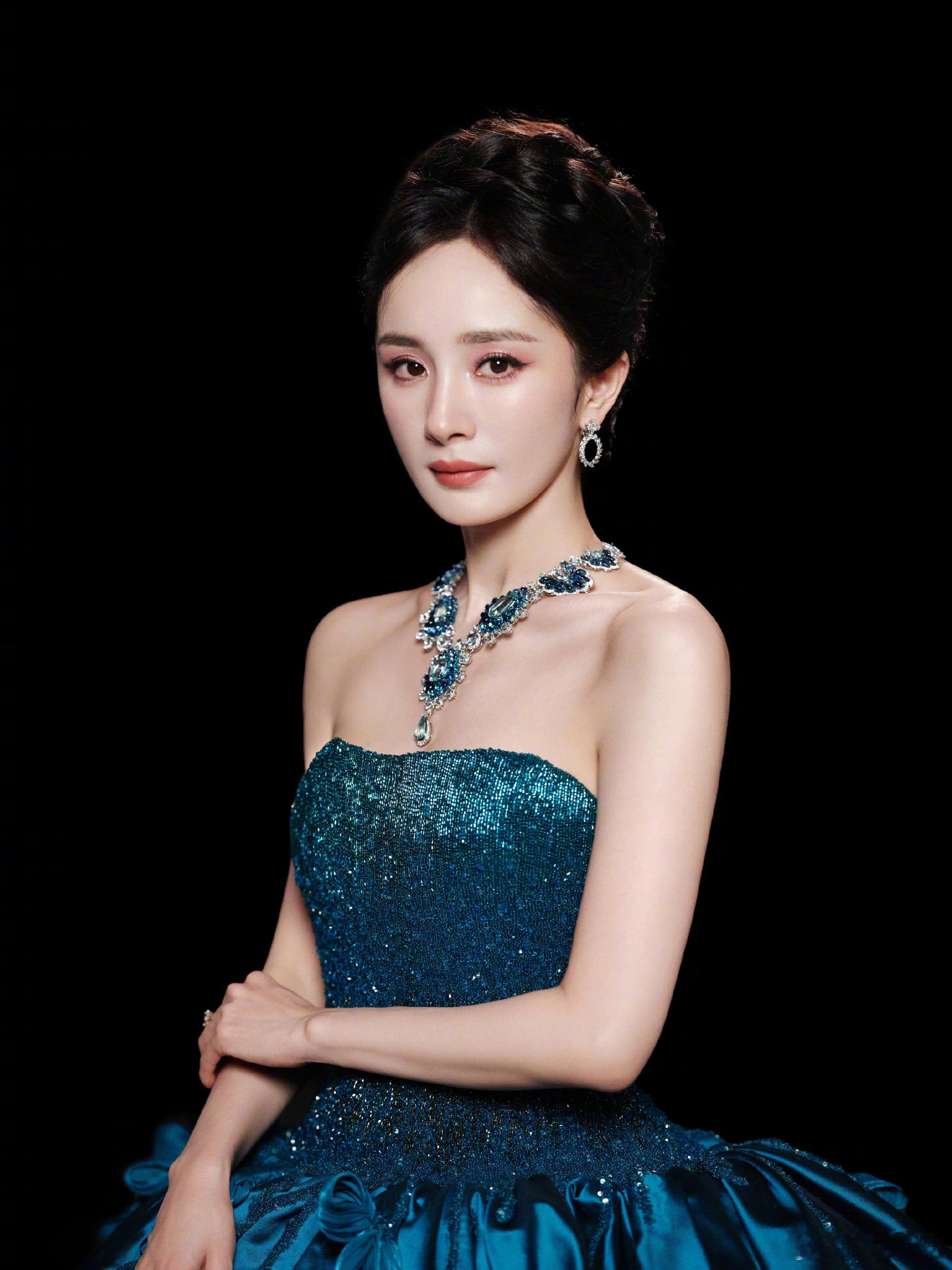 杨幂孔雀公主造型 杨幂一席蓝裙，优雅的像孔雀公主一般，幂幂好美 ​ ​​​