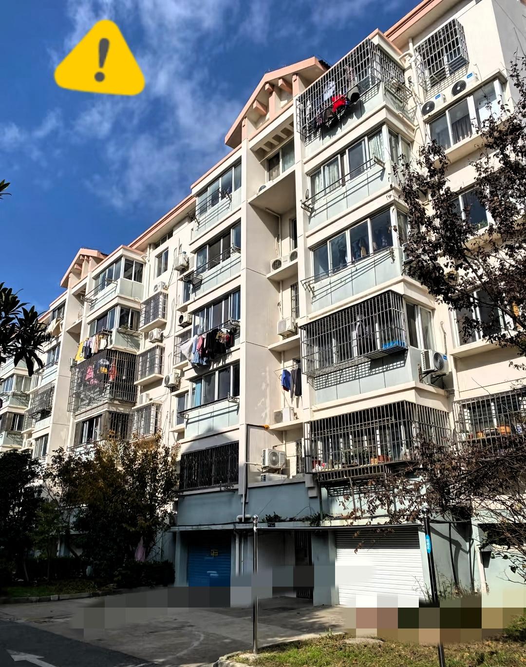 我们小区业主群
最近吵翻了，
说出来你们可能都不信，起因居然是一户人家的“夜间噪