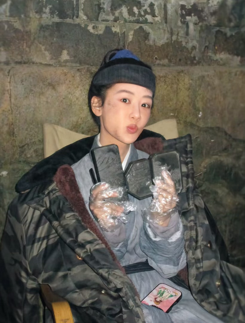 杨紫回应网友开始理解邱莹莹了李祯九宫格 全是新的 晚上记得来看家业哦杨紫李祯