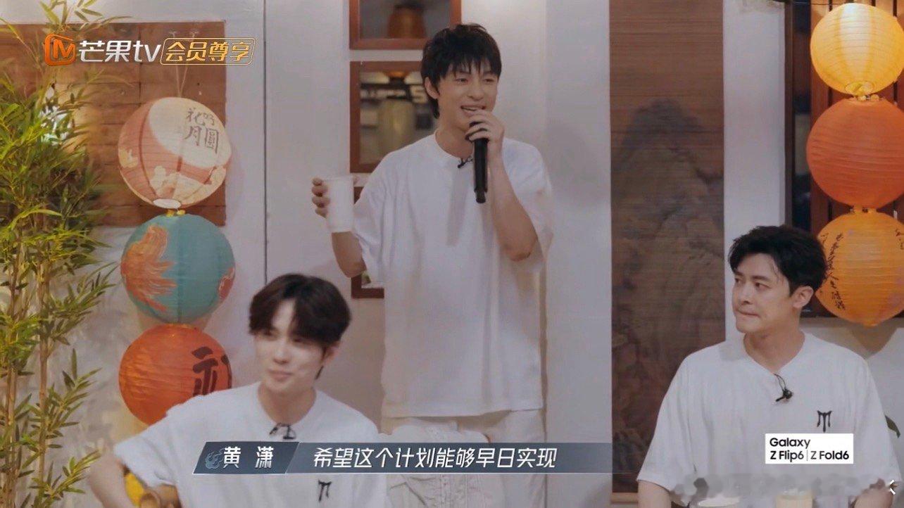 #披哥把联欢会开成拉活会#真是被音乐魔力所吸引，爱唱得如此尽兴。大谢慷慨出手助阵