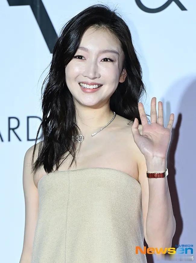 这怎么感觉她跟之前变得不一样了 ​​​