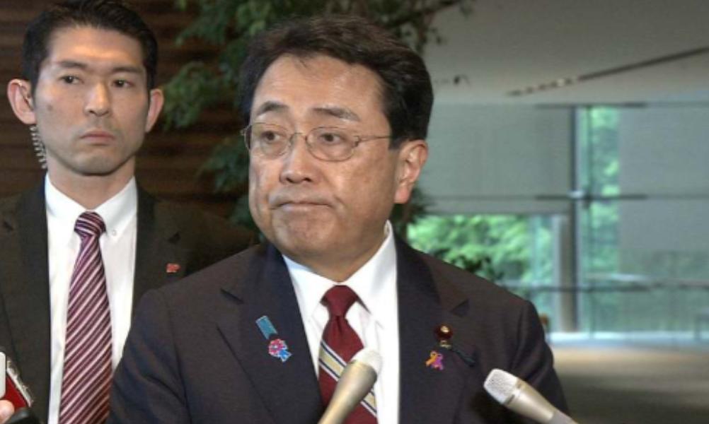 若不是亲眼看到，真难相信一个人可以厚颜到如此地步。日本经济产业大臣赤泽亮正，站在