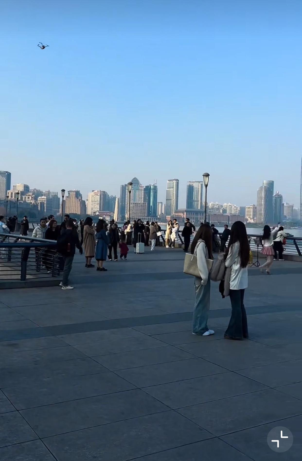 看着都尴尬…
近日，一姑娘在上海外滩占道直播跳舞，警用无人机持续喊话让她停止直播