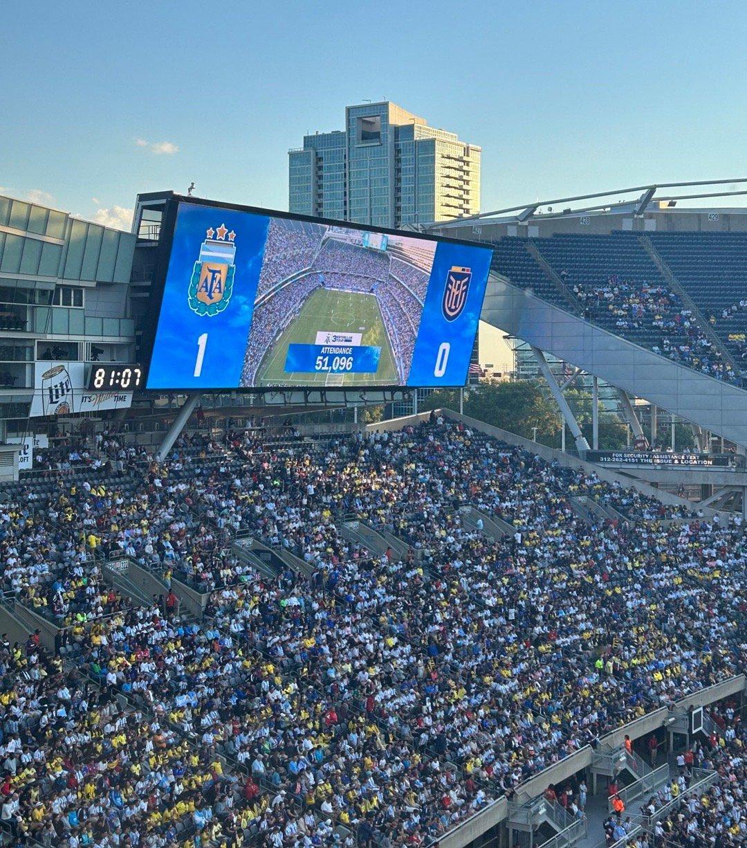 官方！现场观赛人数为 51096 😨🔥#阿根廷vs厄瓜多尔# ​​​