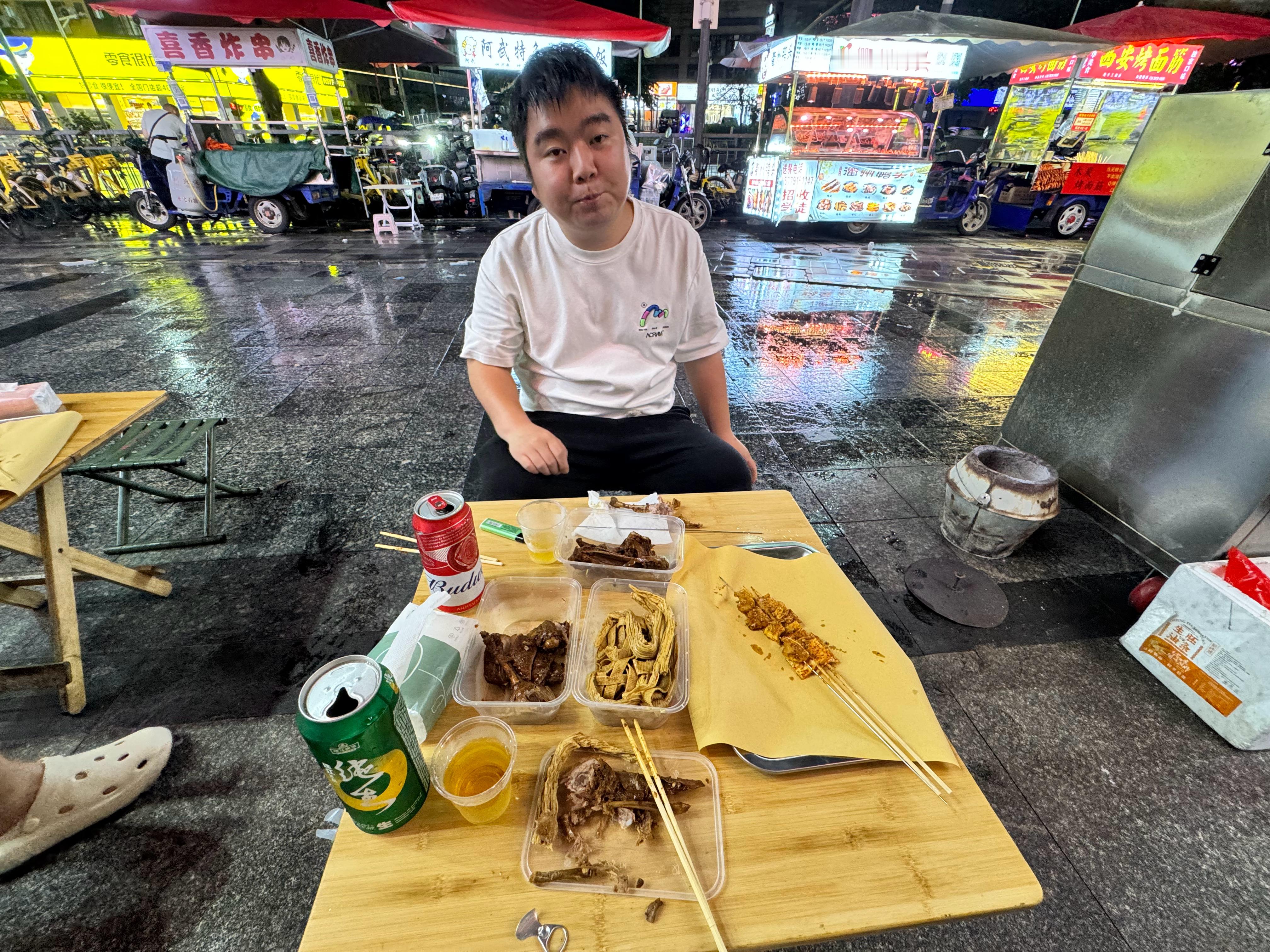 下雨天，明天又是周六，和同事吃起了地摊烧烤 ​​​