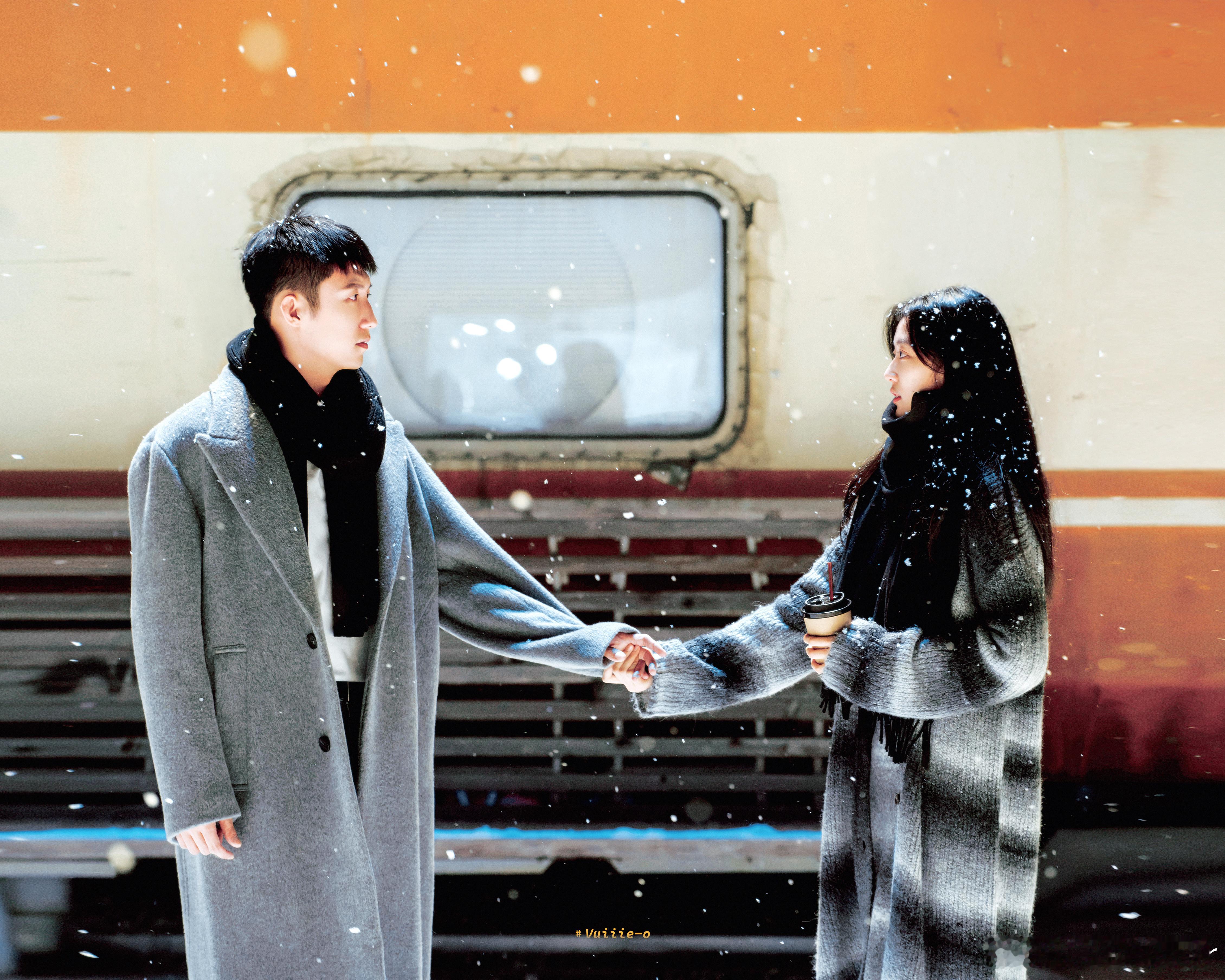 终于看到黄景瑜冬至经典路透了  黄景瑜《冬至》路透，黑色大衣包裹下的帅气脸庞，简